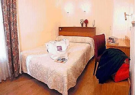 Saint Quentin Hotel 2*